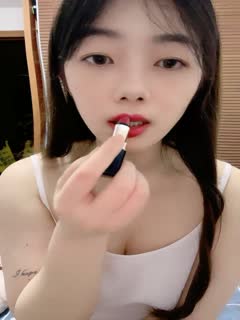 七彩主播--幼校老师❤️ ：极品在校大奶老师~B粉嫩啊~爱了爱了，校园清纯，回家露大淫屄，判若两人！海报剧照