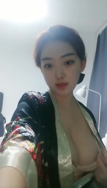 高颜值巨乳短发妹子露逼诱惑 白皙诱人大奶近距离特写逼逼非常粉嫩 很是诱惑喜欢不要错过!海报剧照